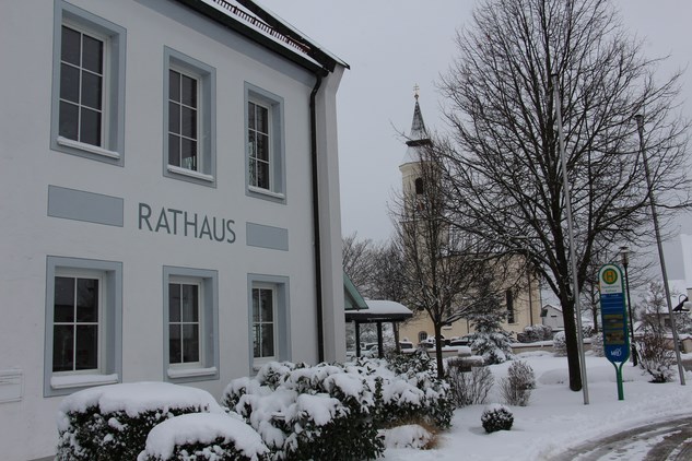 Rathaus mit Kirche Winter